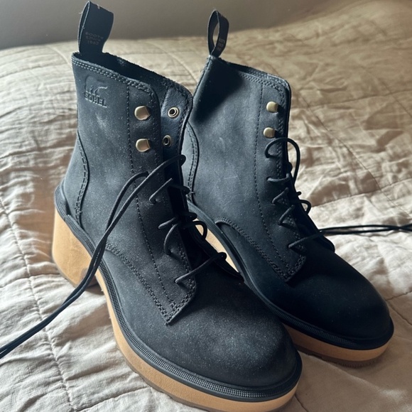 *like new* Sorel hi-line heel lace boot - Picture 1 of 4